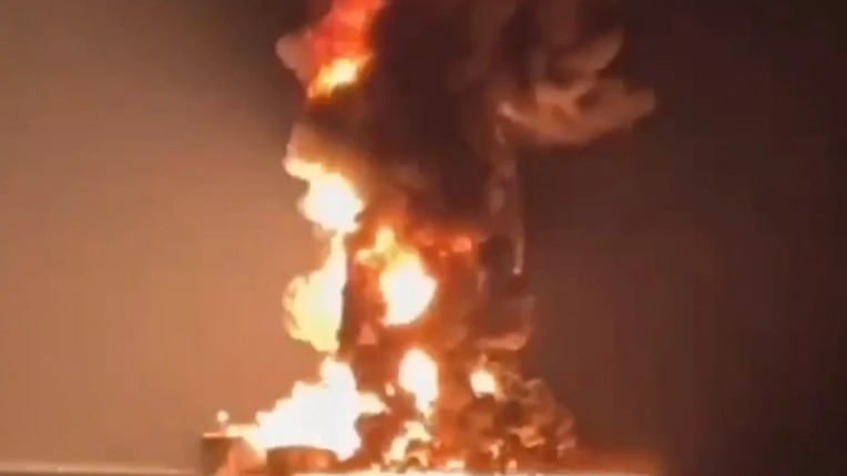 <p>BƏƏ sahillərində bir gəmi mərmi düşməsindən&nbsp;&nbsp;sonra alovlanıb</p>