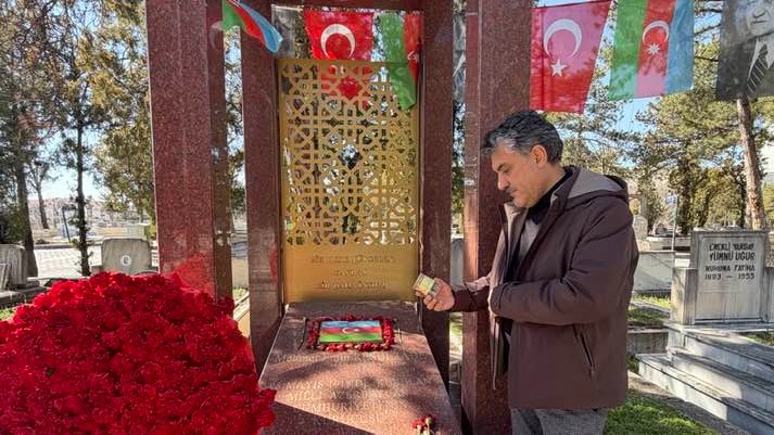 <p>Şəmil Sadıqov: Rəsulzadənin məzarı üstünə&nbsp;şüşədə Qarabağ torpağı qoymuşdu!</p>