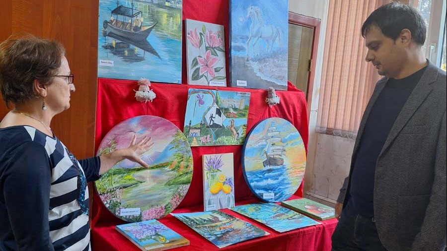 <p>Kitabxanada növbəti rəsm sərgisi açıldı<br />
</p>