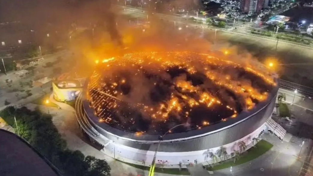 <p>Braziliyanın Olimpiya stadionu səkkiz ildə&nbsp;üçüncü dəfə yanğına məruz qalıb</p>