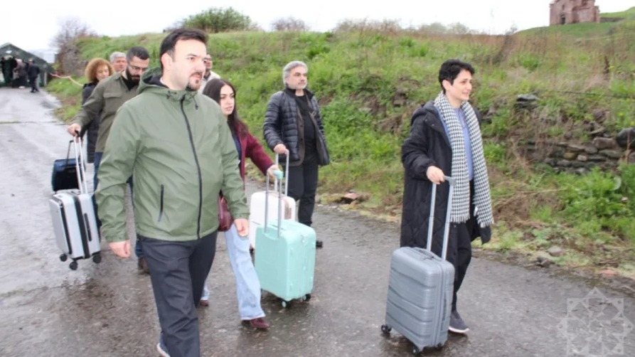 <p>Ermənistan vətəndaş cəmiyyətinin nümayəndə&nbsp;heyəti dialoq üçün Azərbaycana gəlib</p> 