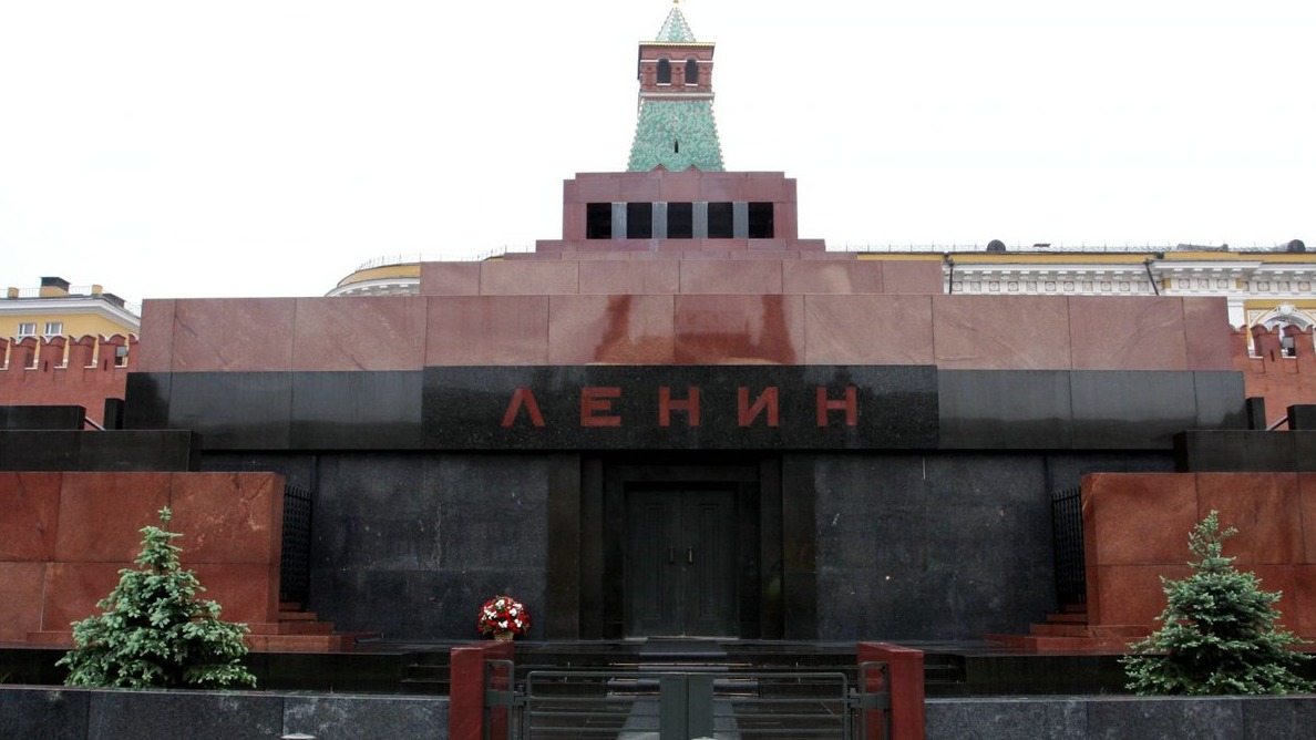 <p>Moskvada bir tələbə Leninin sarkofaqına mokasin atıb</p>