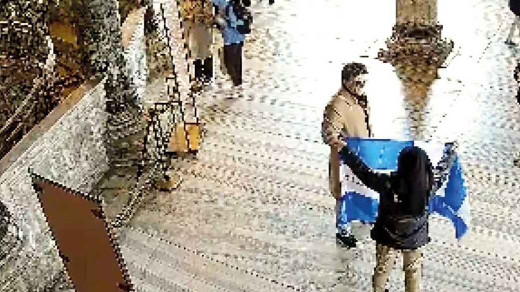 <p>Ayasofya məscidində dini bayraq nümayiş etdirdikləri üçün iki Yunanıstan vətəndaşı saxlanılıb</p>