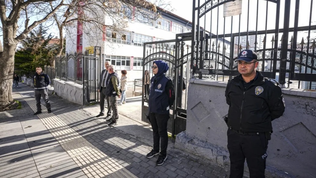 <p>Türkiyə hücumlardan sonra məktəblərdə polis&nbsp;nəzarətini gücləndirib</p>