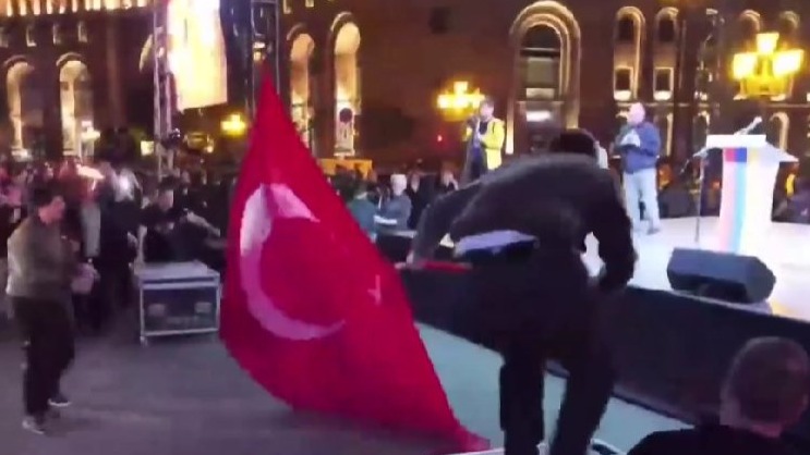 <p>İrəvanda radikallar Türkiyə bayrağını yandırıblar</p>