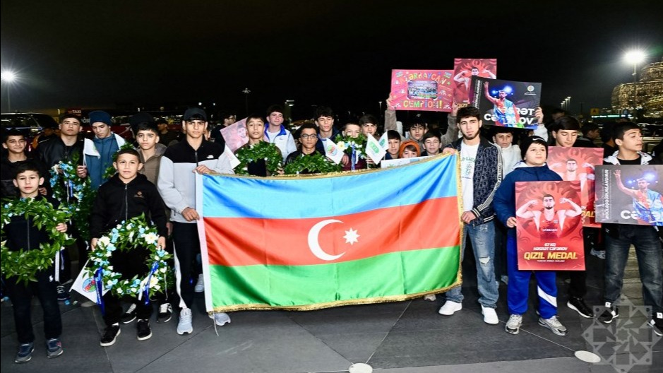 <p>Azərbaycan güləş komandası vətənə qayıdıb</p>