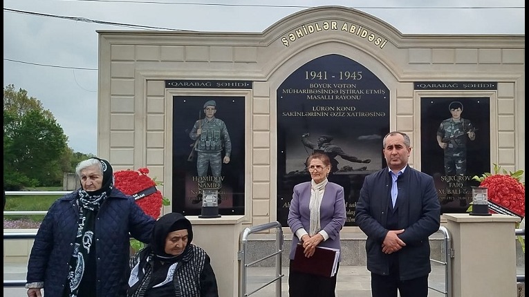 <p><em><strong><font dir=