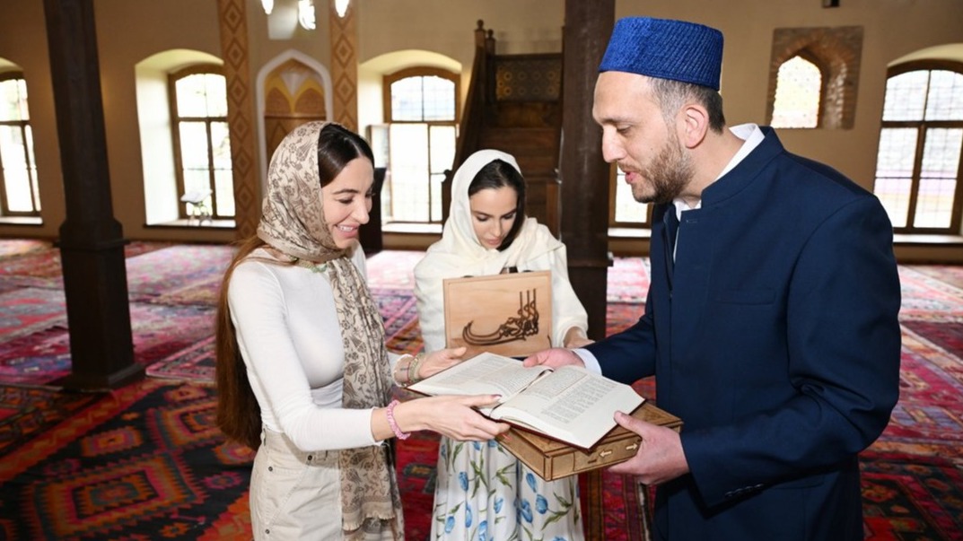 <p>Leyla Əliyeva və Arzu Əliyeva Şəkidə Xan məscidini ziyarət ediblər</p> 