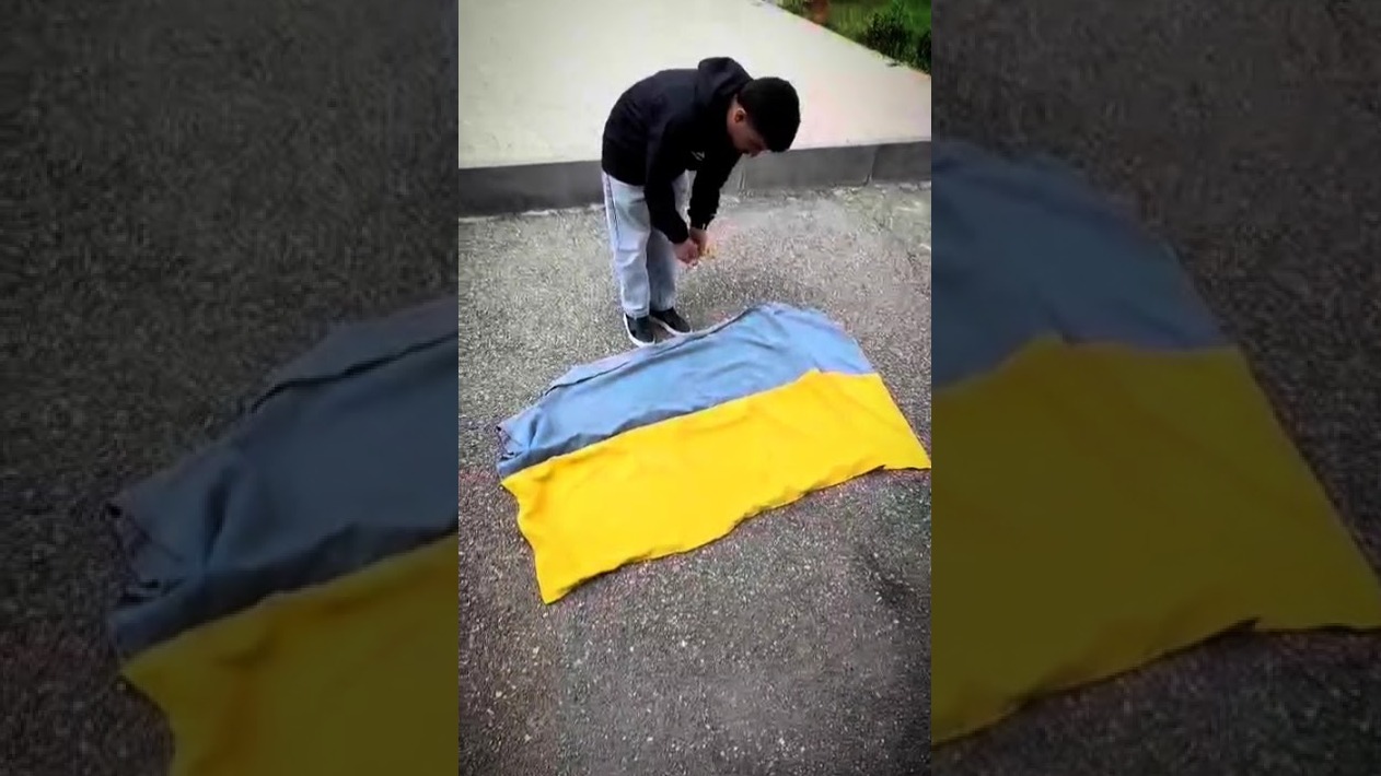 <p>İrəvanda Zelenskinin səfərinə etiraz olaraq&nbsp;Ukrayna bayrağı yandırılıb</p>