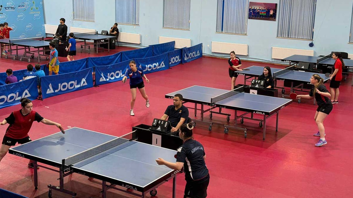 <p>Yeniyetmə tennisçilərin ölkə birinciliyi start götürüb</p>