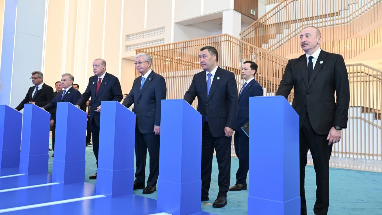<p>İlham Əliyev və TDT-nin qeyri-rəsmi Zirvə&nbsp;görüşünün digər iştirakçıları Türk Sivilizasiyası Mərkəzinin təməlqoyma mərasimində iştirak ediblər</p> 