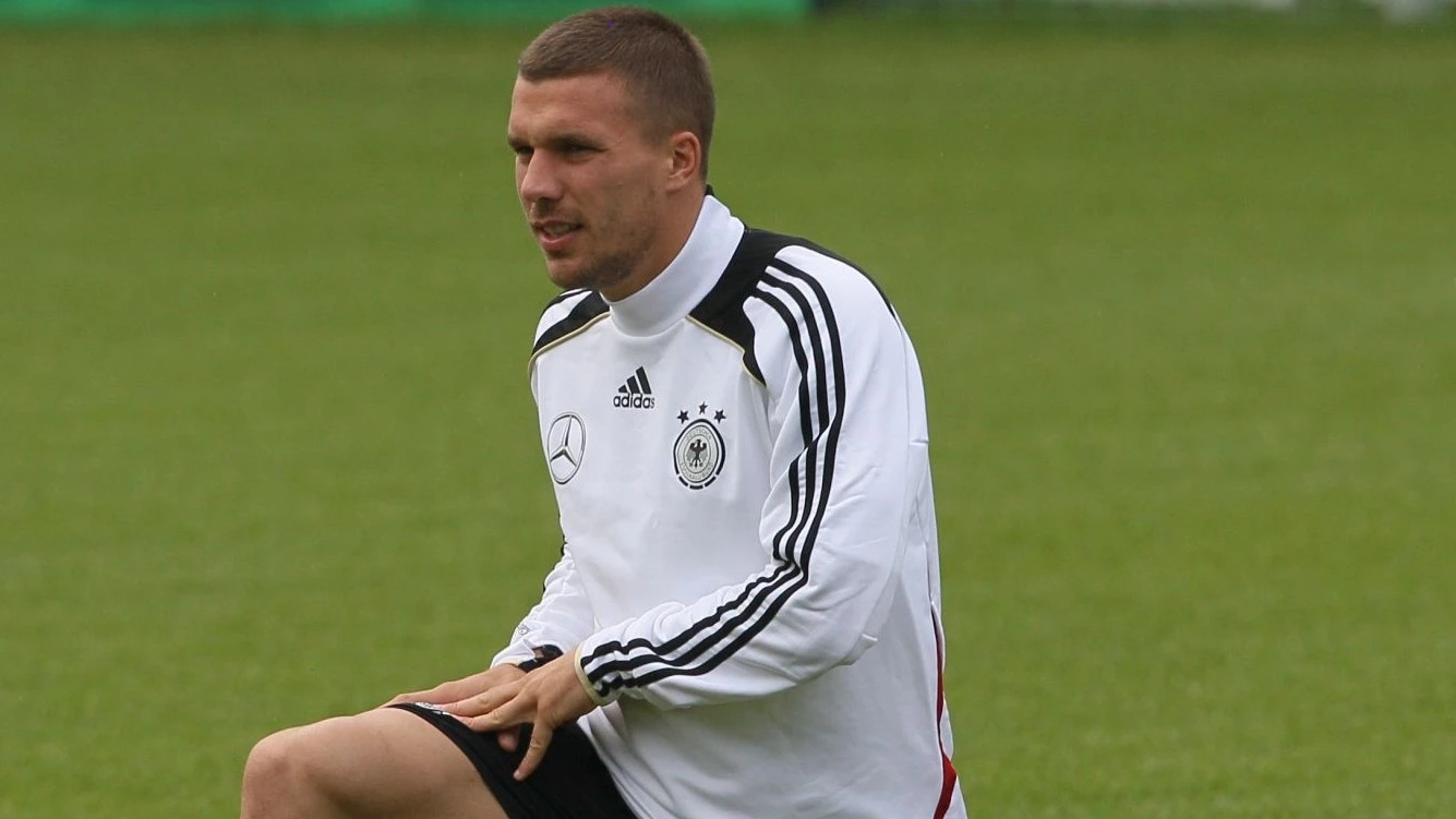 <p>Dünya çempionu Lukaş Podolski karyerasını başa vurub</p>