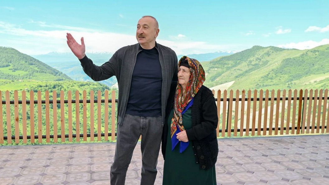 <p>İlham Əliyev Şuşanın Böyük Qaladərəsi kəndində&nbsp;görülən işlərlə tanış olub, sakinlərlə görüşüb</p> 