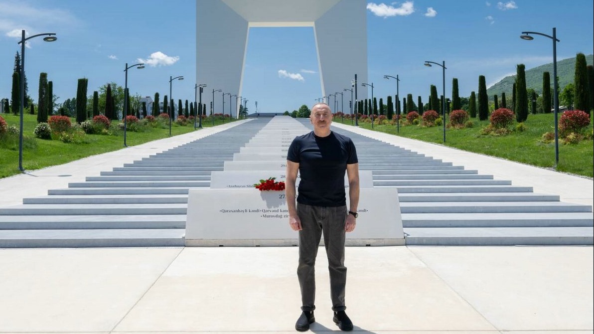 <p>İlham Əliyev Xankəndi şəhərində Zəfər tağının önünə gül dəstələri düzüb</p>