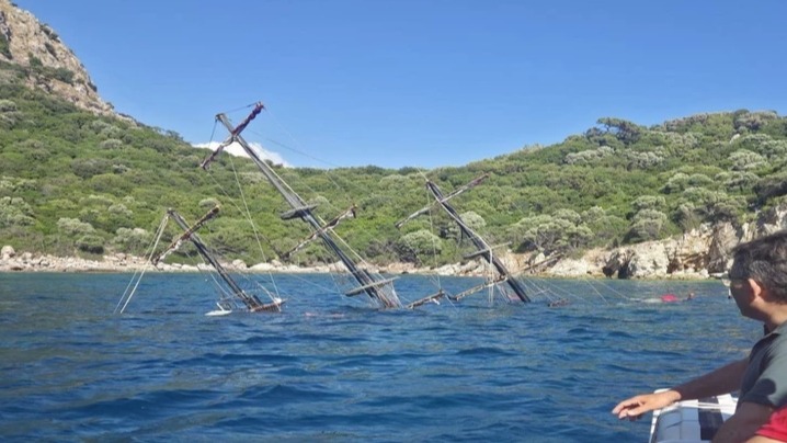 <p>Türkiyədə göyərtəsində 110 nəfər olan turist gəmisi batıb</p>