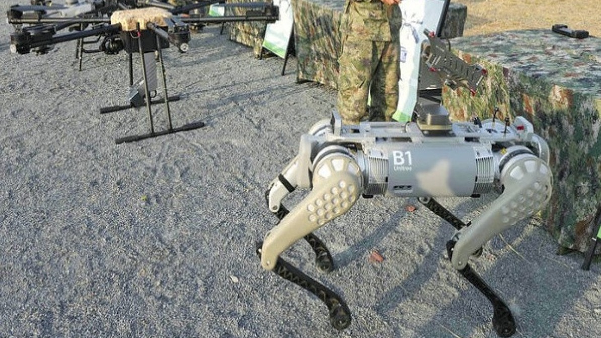<p>Orduda robot itlərdən istifadə edə bilər</p> 