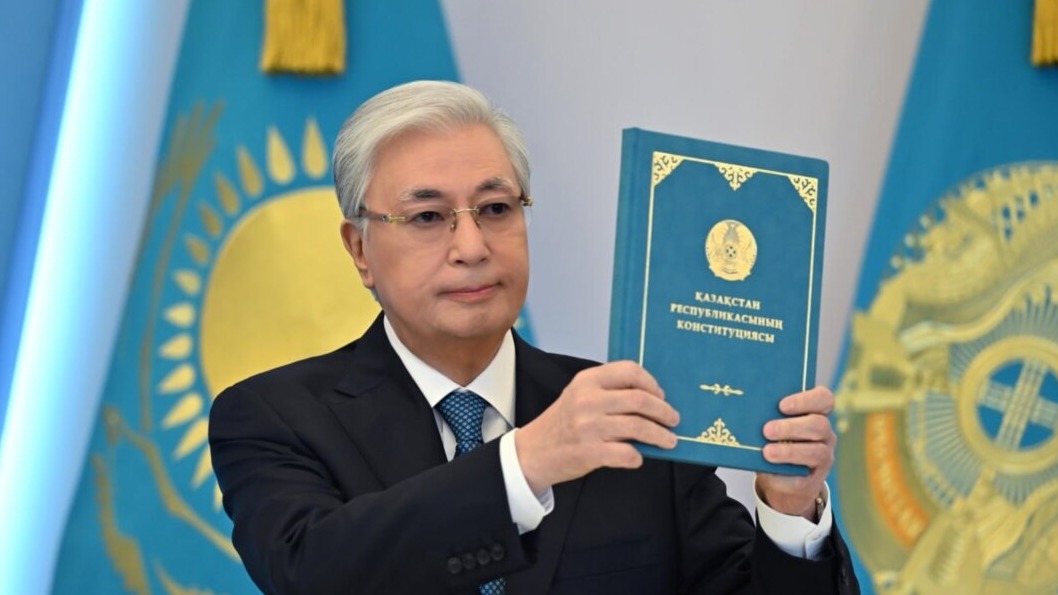 <p>Tokayev Konstitusiyanın qazax və rus dillərində&nbsp;</p> 