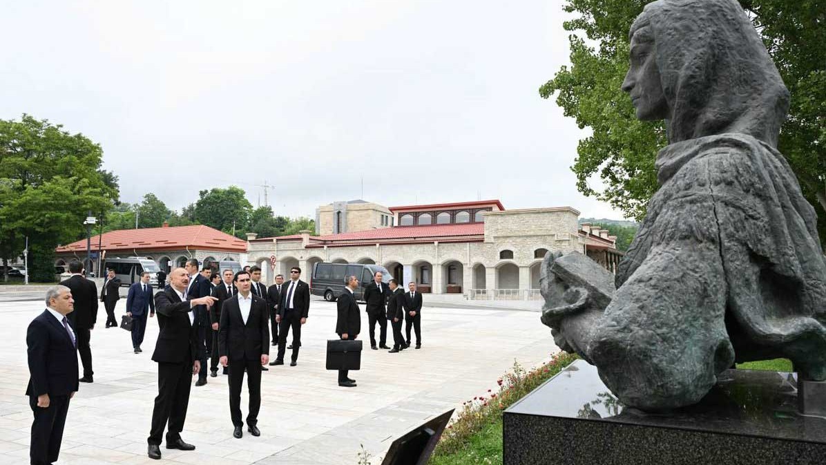<p>İlham Əliyev və Sərdar Berdiməhəmmədov Şuşada Azərbaycanın&nbsp;tanınmış şəxsiyyətlərinin işğal dövründə güllələnmiş büstlərinə baxıblar</p> 