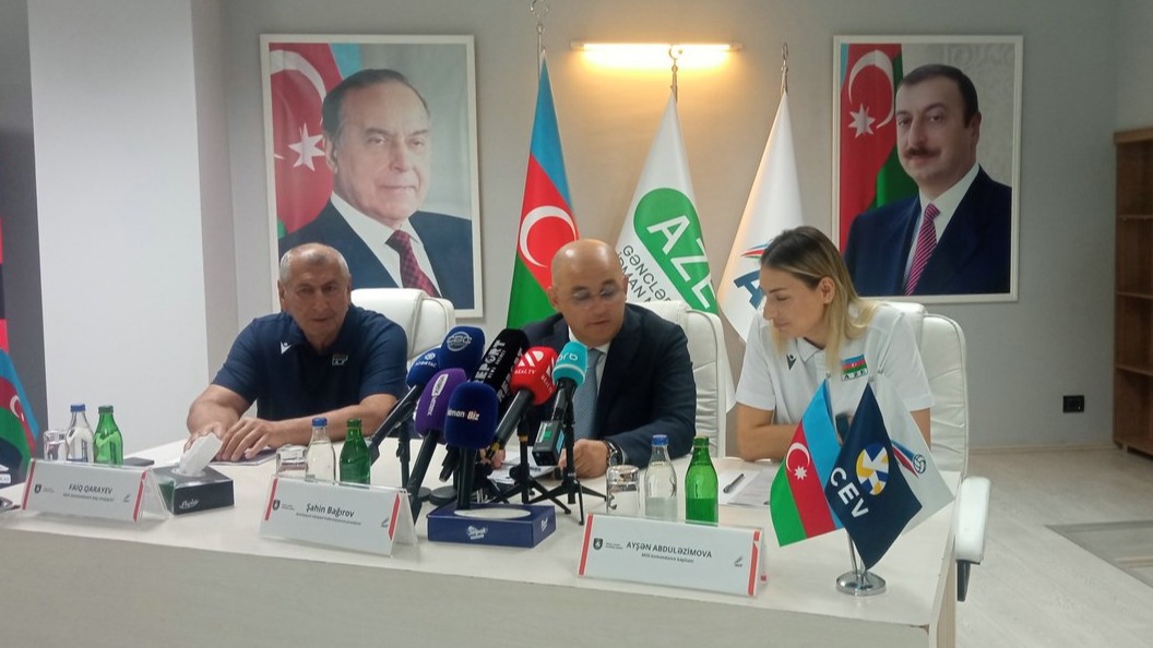 <p>Qadın voleybolçuların AÇ-nin kuboku,&nbsp;topu və maskotu KİV təqdim olunub</p>