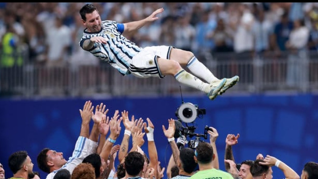 <p>Argentina millisinin üzvləri Messini atıb-tutublar </p>