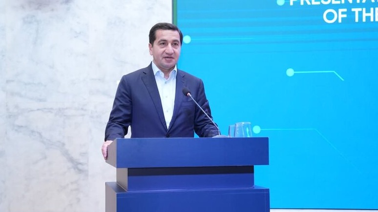 <p>Hikmət Hacıyev: D-8 təşəbbüsünün ilk nəticələrini artıq görürük</p> 