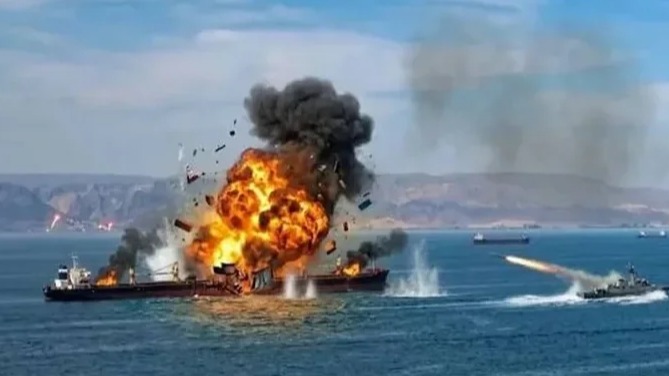 <p>Oman körfəzində gəmi raketlə vuruldu</p>