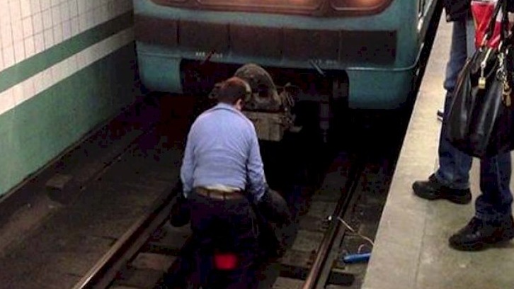 <p>"Əhmədli"də sərnişin qatar yoluna&nbsp;düşdü</p>