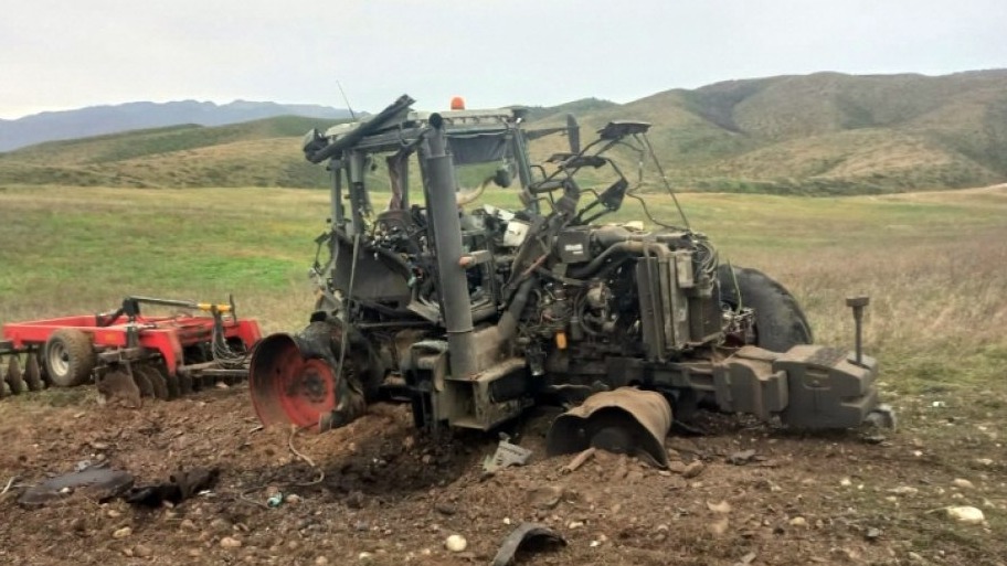 <p>Ağdamda traktor minaya düşüb, xəsarət alan var</p>