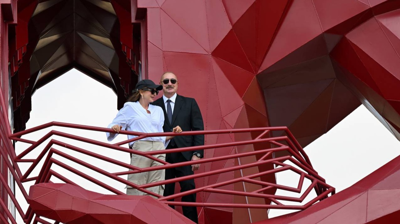 <p>Azərbaycan Respublikasının Prezidenti İlham&nbsp;Əliyev və birinci xanım Mehriban Əliyeva&nbsp;Şamaxıda &ldquo;Nəsimi Bağları&rdquo; kompleksi ilə tanış olarkən: (VİDEO+FOTO=37)</p> 