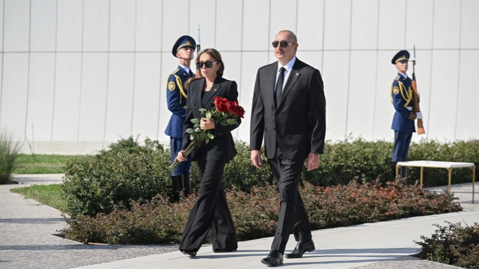 <p>İlham Əliyev Anım Günü ilə əlaqədar Bakıdakı Zəfər parkında olub</p> 