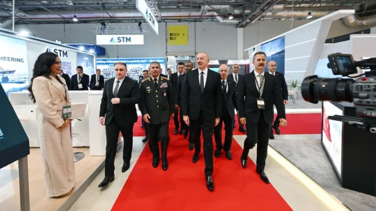<p>Prezident və xanımı sərgilərlə tanış oldu</p> 