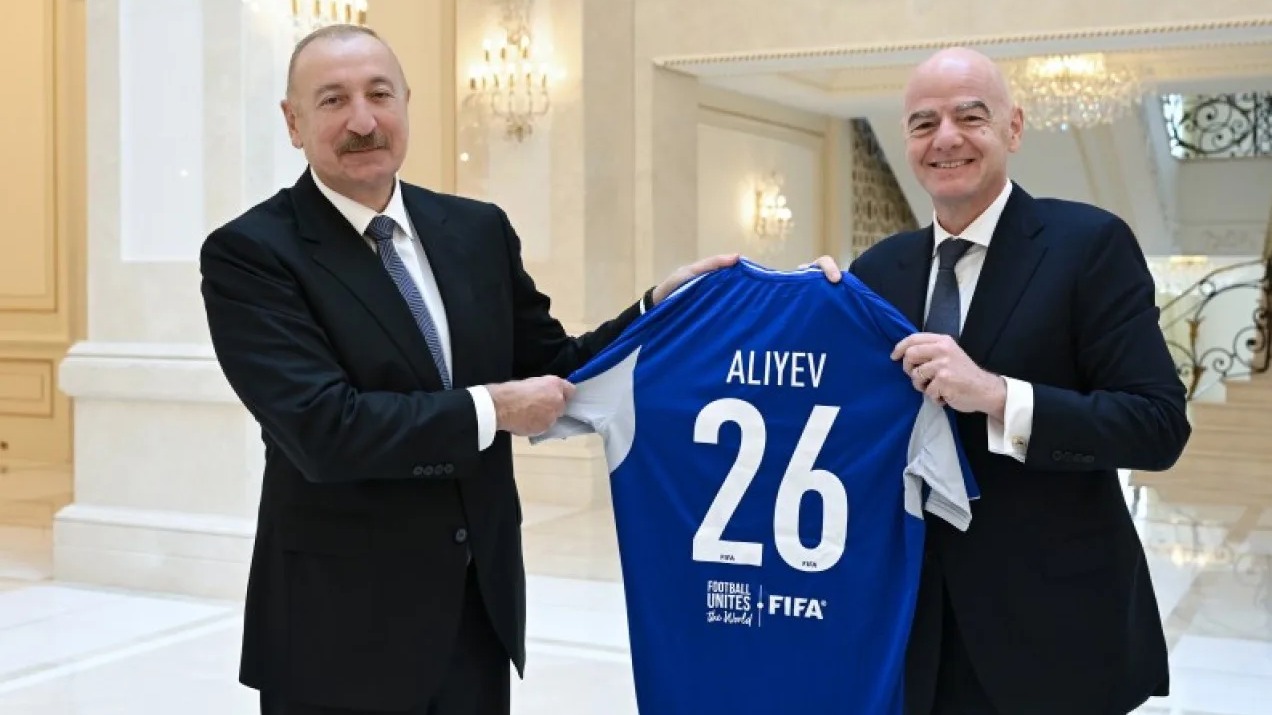 <p>İnfantino İlham Əliyevə FIFA forması hədiyyə etdi</p> 
