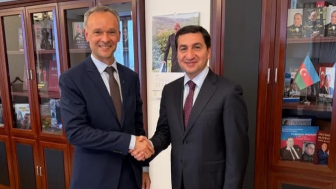 <p>Hikmət Hacıyev Litva səfiri ilə görüşdü</p> 